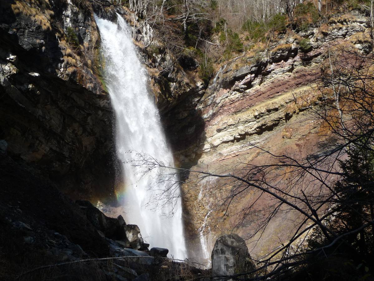 La cascata dell’Inferno con gli strati varicolori del Conglomerato di Voltago (foto D.G.).