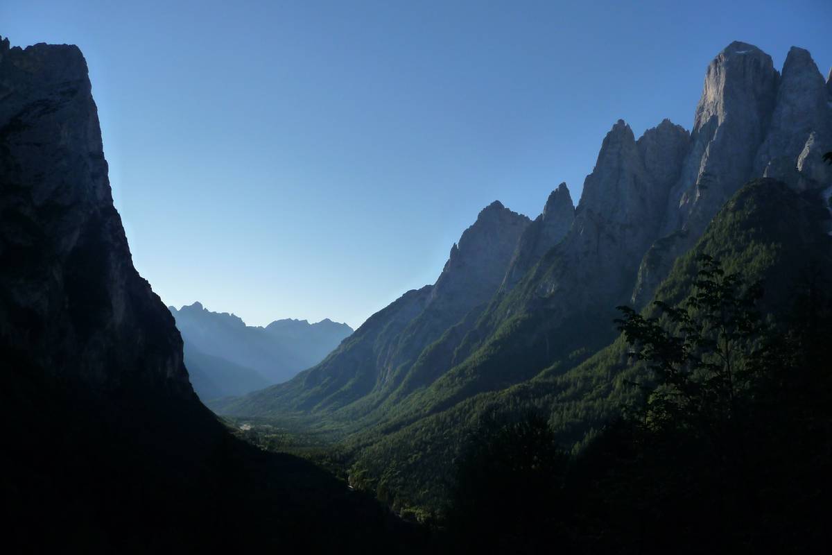 Poco prima di giungere a Pont si può ammirare la Valle di San Lucano col suo classico profilo ad “U”, a sinistra le Pale di S. Lucano a destra l’Agner (Foto D. G.). 