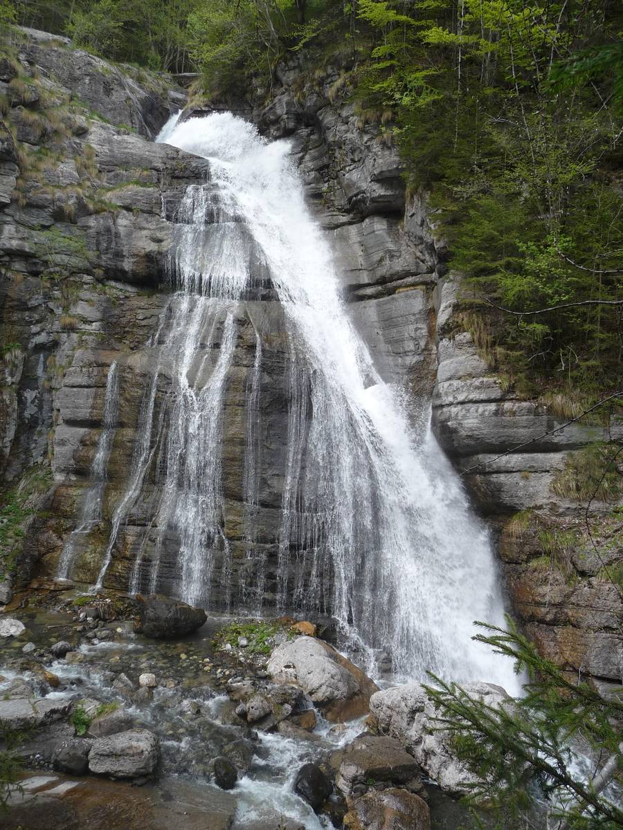 Cascata di Pont un salto di circa 30 metri scavato su strati del Calcare di Morbiac (foto D.G.).