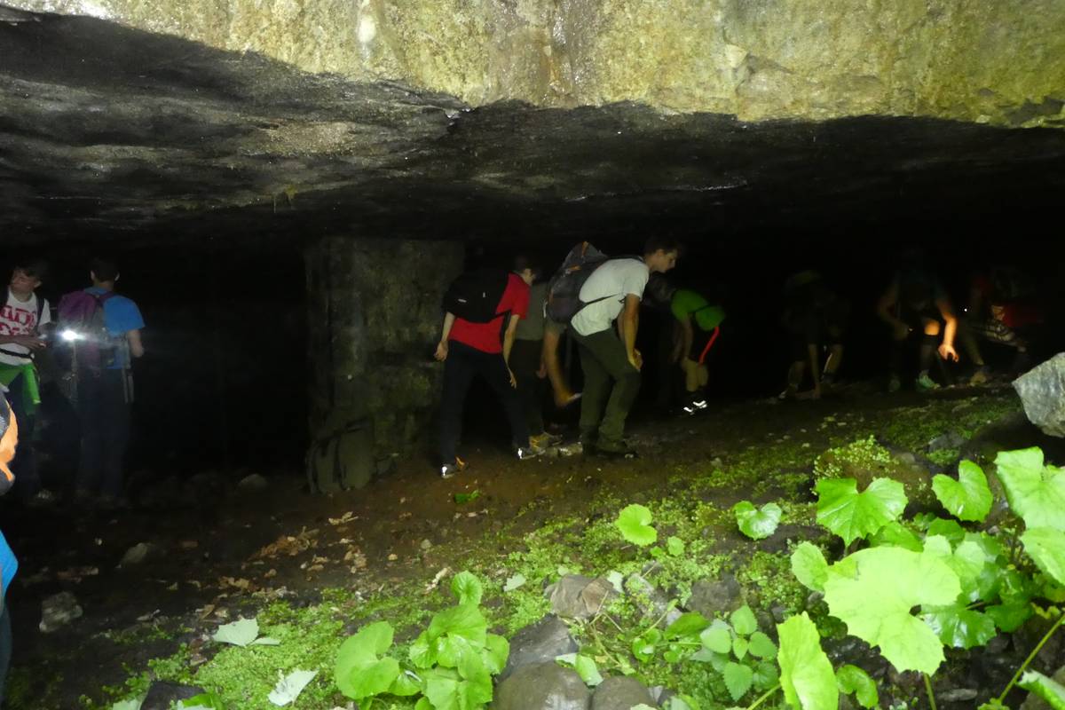 Studenti dell’Istituto Minerario “U. Follador” in una delle cave sotterranee da cui si estraeva il cosiddetto Marmo Nero di Taibon (foto D.G.).