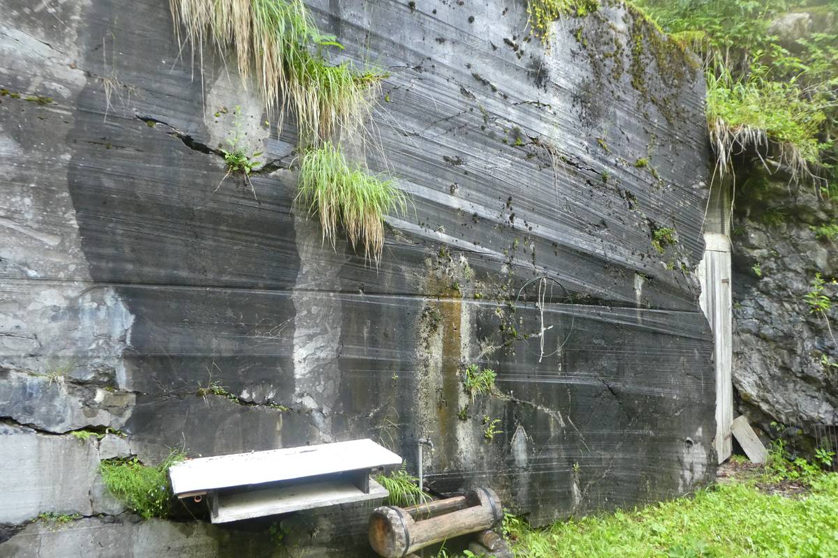 Wall in one of the quarries where cutting traces left by rotating wire are clearly visible (photo DG).