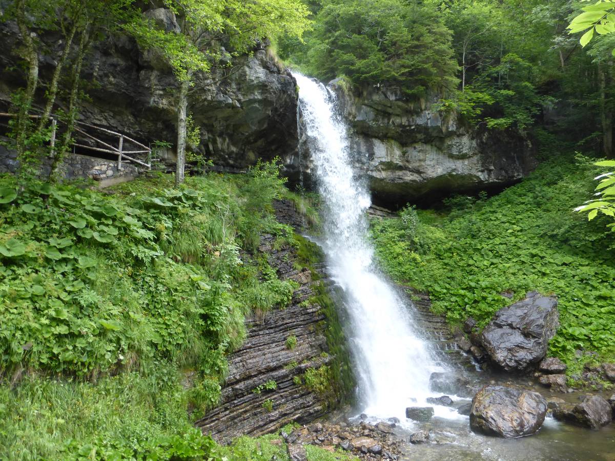 The high waterfall in Pont: the robust ledge of breccia belonging to the Moena Formation juts through the more tender laminites below (photo Vittorio Fenti).  