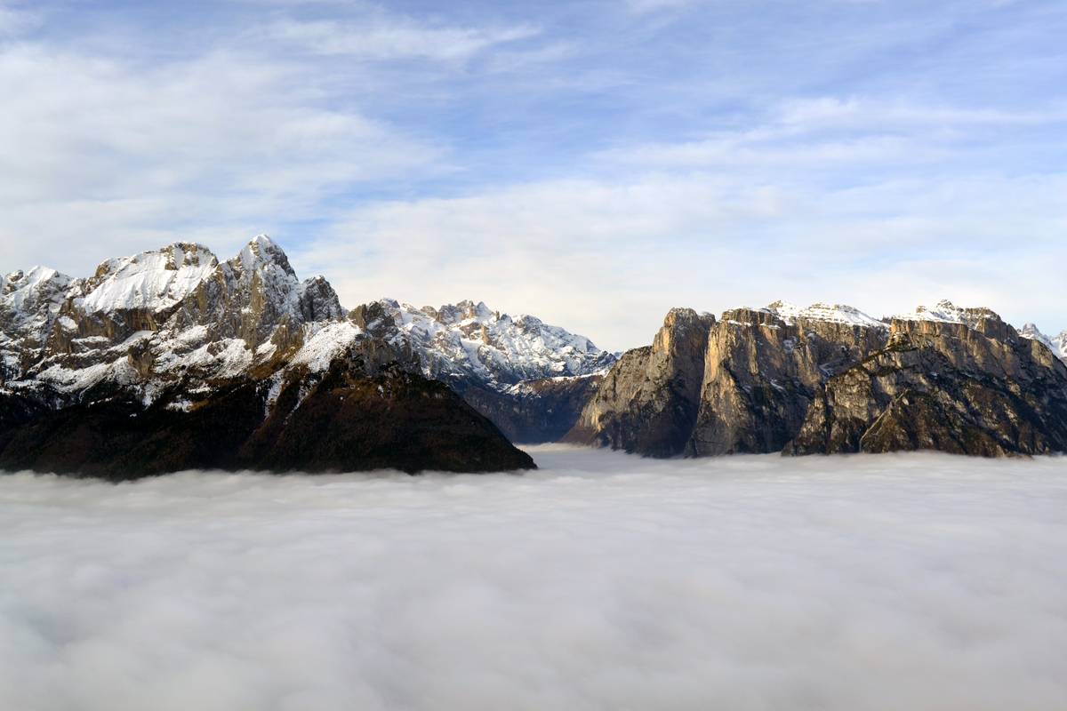 Le nuvole insinuate nella Valle di San Lucano possono dare un’idea dello sviluppo dei ghiacciai nella valle quando si è formato il lago di contatto glaciale di Pont (foto Corrado Cattadori).