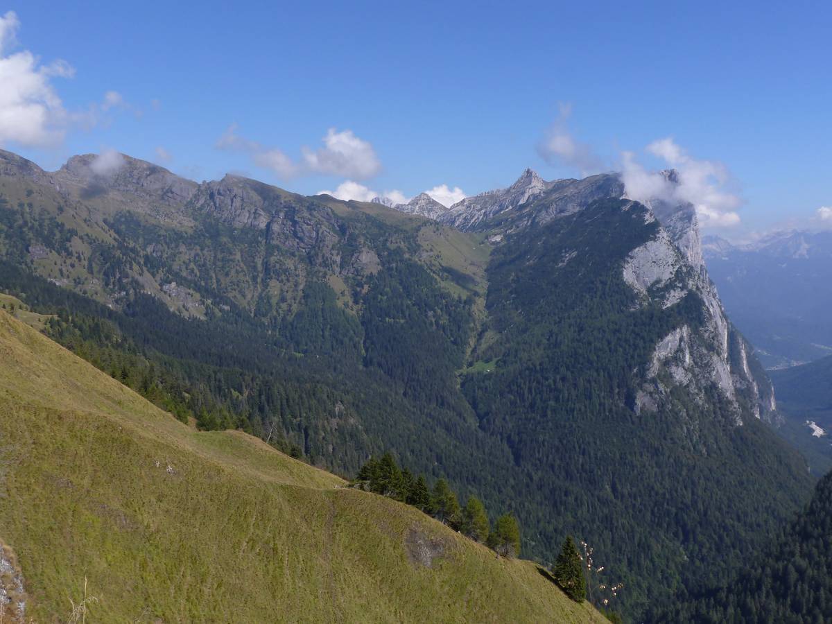 View from Casera Campigat: the cliff escarpment of Pale di San Lucano covered by volcanic and vulcaniclastic rocks of the Cima Pape subgroup, Val di Gardés trends the “lava-dolomite” contact (photo DG).  