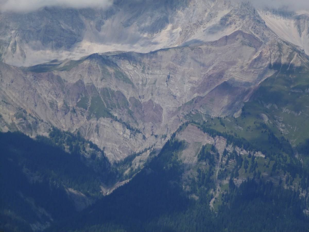 L’enorme calanco delle Marmolade, la più vasta area in erosione delle Dolomiti, scavata negli strati di Arenaria di Va Gardena, Formazione a Bellerophon e Formazione di Werfen. Queste forme “calancoidi” sono prodotte in un processo articolato in più fasi. All’inizio pioggia battente e grandine asportano i materiali più erodibili (limo e argille), contemporaneamente la pioggia crea sul pendio un ruscellamento diffuso che trasporta i granuli in modo più efficacie. Quando l’acqua si riunisce in rivoli, carichi di detriti, la sua capacità erosiva si accresce. Dall’unione dei rivoli si formano solchi più ampi e profondi, che accelerano l’azione erosiva e vanno a convergere creando vallecole ancora più profonde. Questo processo fa si che il trasporto solido del Torrente Gavon sia particolarmente intenso con frequenti fenomeni di trasporti di massa (foto D.G.).