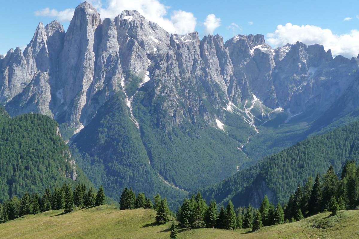 La Val d’Angheràz dai dintorni di F.lla Caoz con lo Spiz d’Agnèr nord (2544m s.l.m.) e sud (2615 m s.l.m.), l’Agnèr (2873 m s.l.m.), la Torre Armena (2652 m s.l.m.), i Lastei d’Agner (2844 m s.l.m.), il Sass de le Caore (2762 m s.l.m.), il Sass de le Snare (2668 m s.l.m.), la Cima della Beta (2723 m s.l.m.), la Croda Granda (2849 m s.l.m.) e le Cime del Marmor fra le quali si riconosce il piccolo glacionevato del Marmor. L’intera catena è sviluppata (per lo meno nelle parti superiori) nella Formazione dello Sciliar, i canaloni che intagliano profondamente la catena si sono sviluppati in corrispondenza delle fasce di roccia fratturata per azione di faglie trascorrenti a sviluppo verticale (foto D.G.)