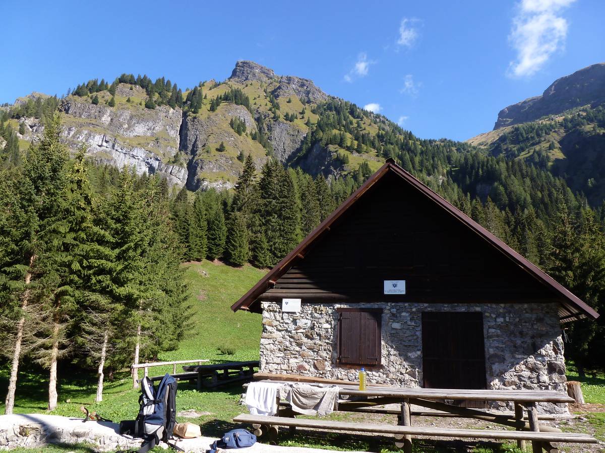 Malga Malgonera con sullo sfondo la parete di lave a cuscino. In alto il Monte Caoz modellato nella Formazione del Monte Fernazza (foto D.G.).