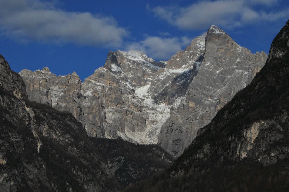 Il gruppo del Civetta attraverso la Val Corpassa