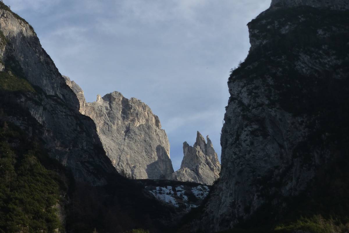 scorcio verso i Cantoni del Framont con il Campanile di Camp e il Tridente