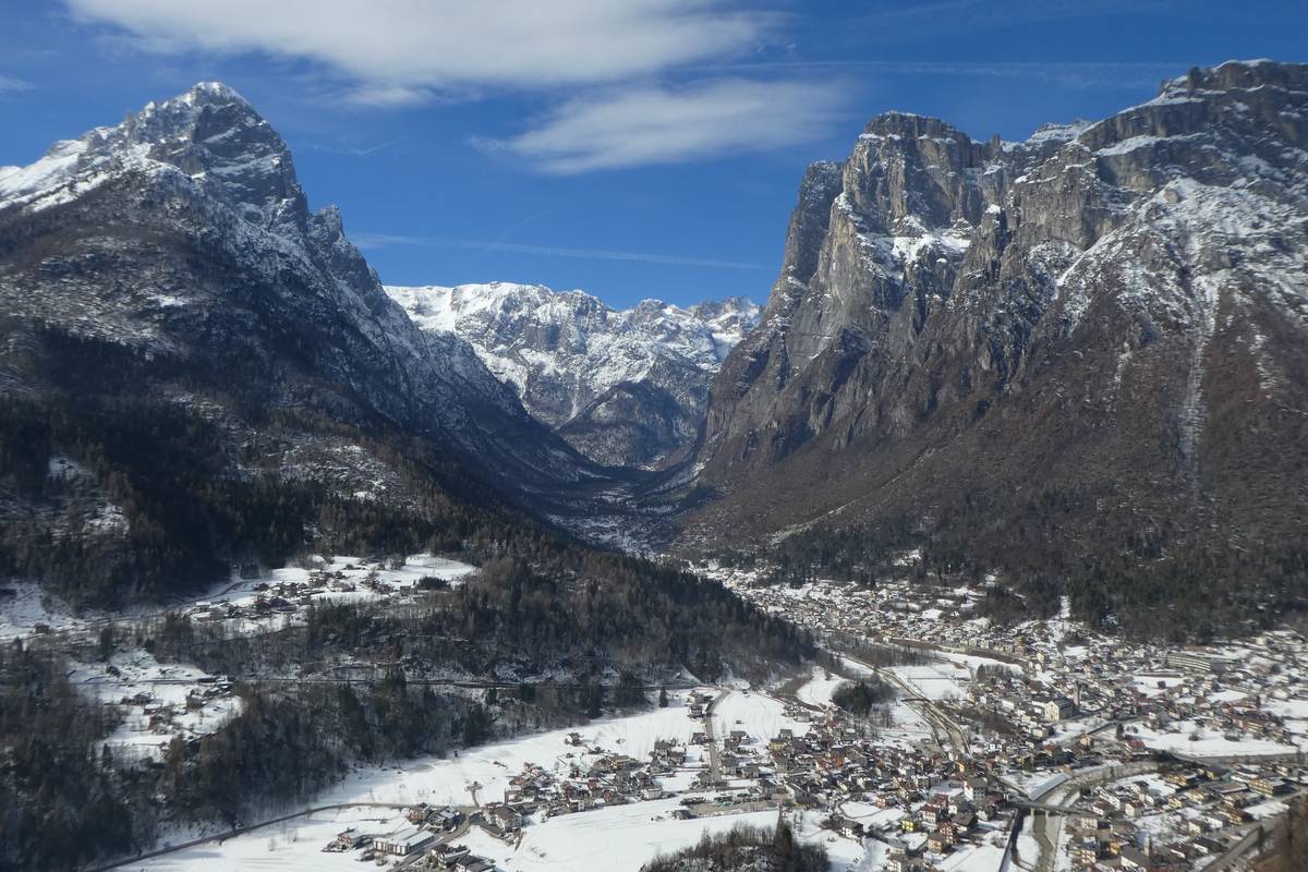 Das Dorf Taibon und das San Lucano Tal gesehen von Farenzena und Umgebung (Agordo)