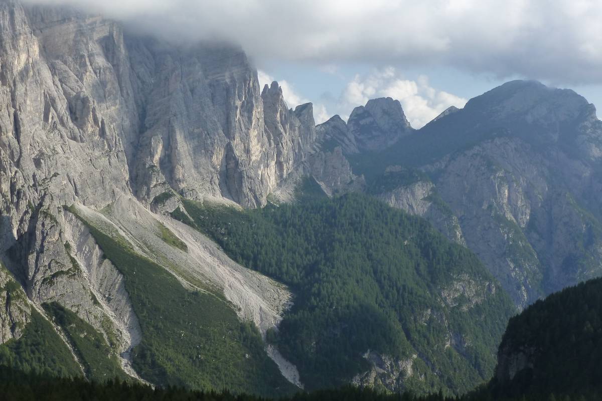 Le colate detritiche che fasciano alla base il versante ovest della Moiazza