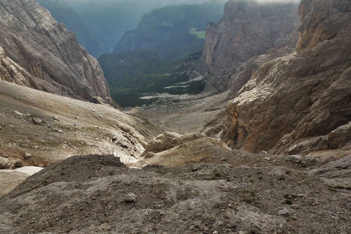 Il Col Negro con il rifugio Vazzoler dalla Valle dei Cantoni