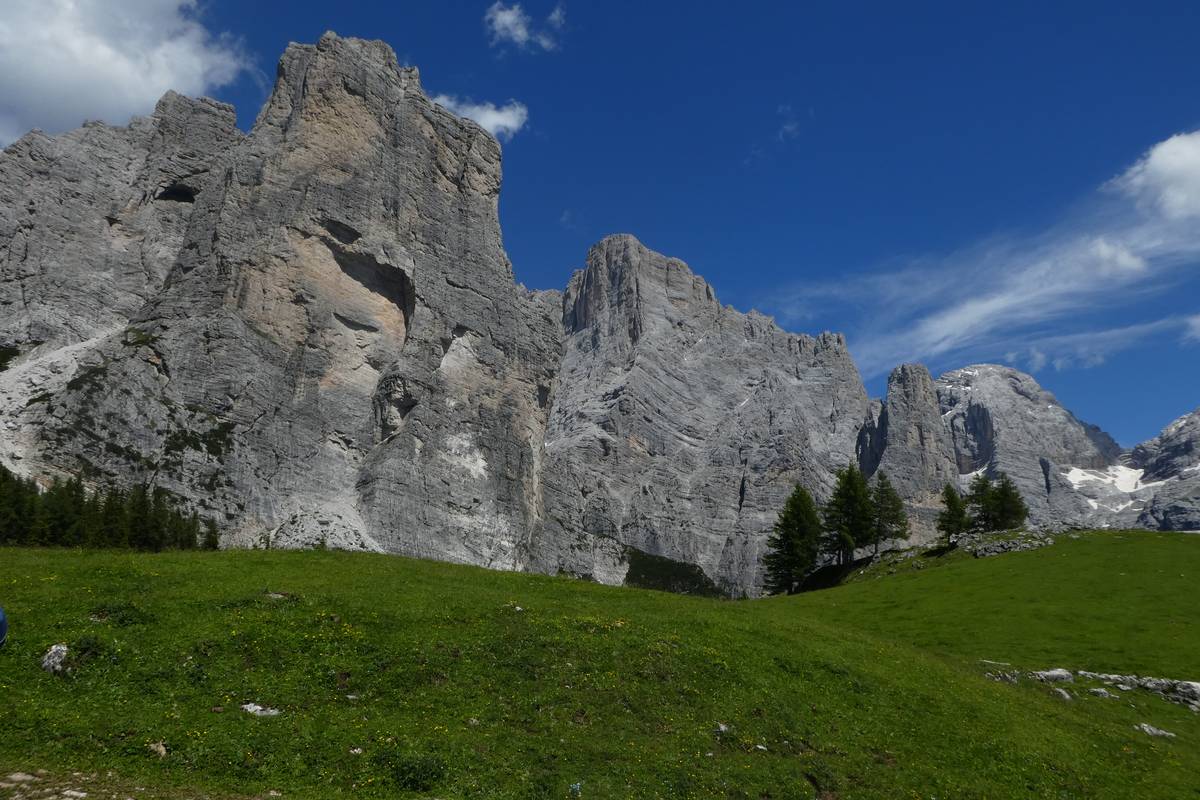 Torre Venezia and the landslide detachment niche from the collapse in 1917, Col del Camp front right (photo DG). 