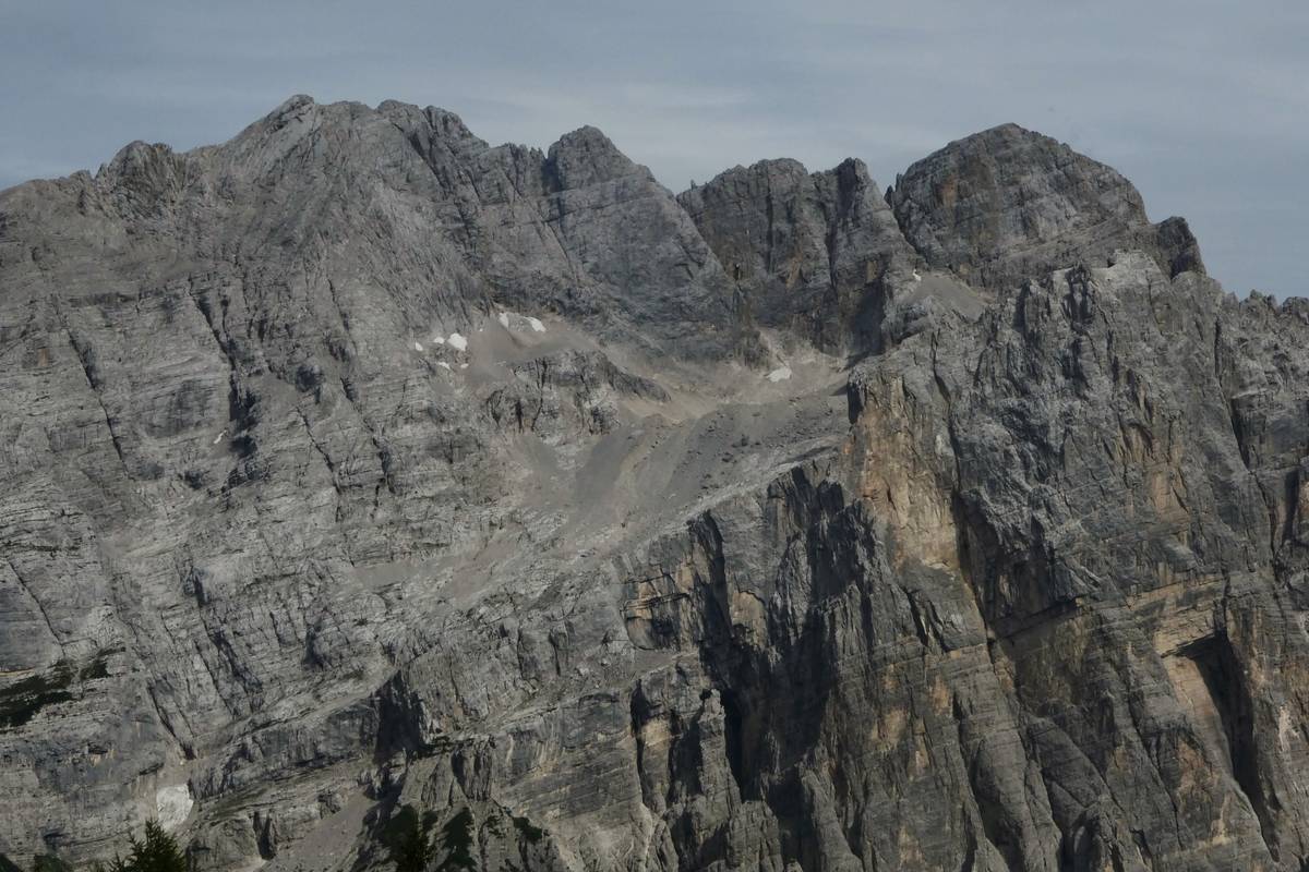 Il gruppo della Moiazza con il Van delle Nevere che ospita ancora un piccolo glacionevato, ben visibili gli argini morenici della piccola età glaciale (foto D.G.).