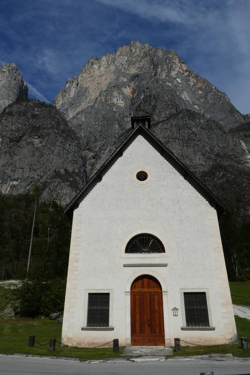 Chiesa di San Lucano con dietro il Boral di San Lucano (foto D.G.).