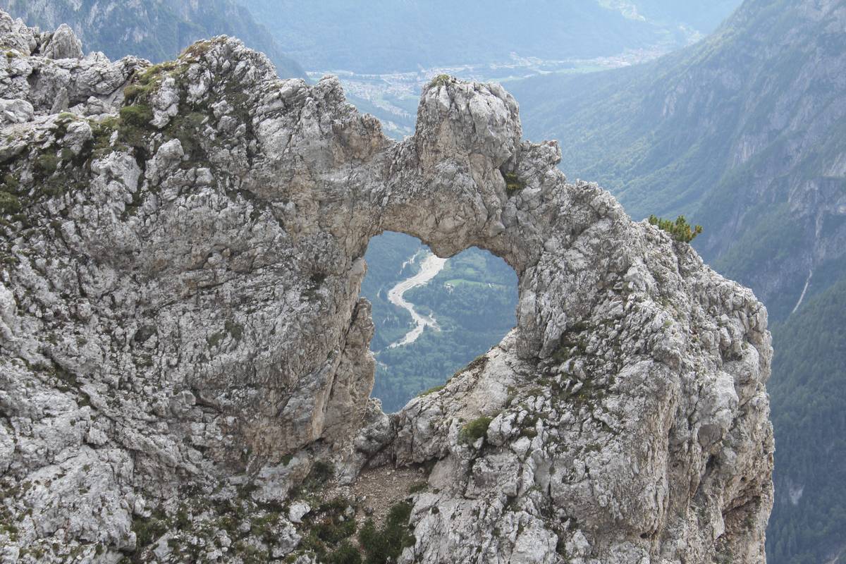 “El Cor”, singolare arco di roccia ubicato lungo la cresta delle Pale del Balcon (foto L. D’Alberto).