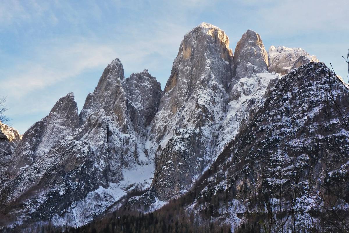 Da Col di Prà verso l’Agnèr da sinistra: Spiz Piciol, Spiz d’Agnèr Nord e Spiz d’Agnèr Sud, Agnèr, Torre Armena e Lastei d’Agnèr, in primo piano a destra il Col Negro. L’immane pilastro dell’Agnèr è separato dallo Spiz e dalla Torre Armena da due faglie trascorrenti verticali che hanno favorito i processi di erosione selettiva. A sinistra dello spigolo si estende il piccolo circo glaciale sospeso del Van de Mez che ospita il Bivacco Cozzolino (foto D.G.). 