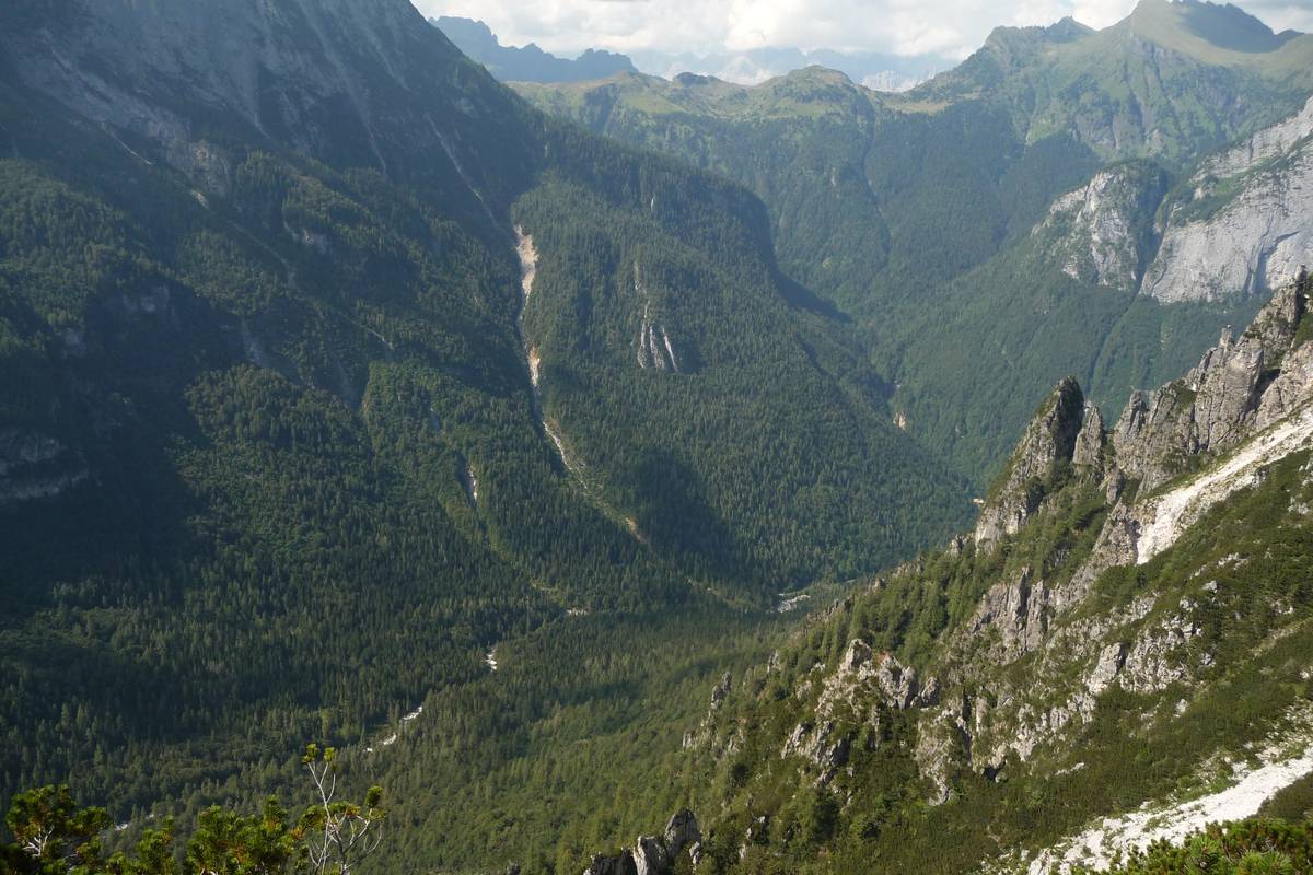 L’immagine ripresa dal Livinàl Lonc (fianco destro della Val d’Angheràz) permette di riconoscere una massa anomala spostata in avanti rispetto al fianco della valle e ribassata nei confronti del rilievo soprastante, si tratta di un corpo di frana del tipo deformazione gravitativa profonda di versante. Il canalone detritico chiaro (Val della Civetta) è sviluppato lungo il limite del corpo di frana (foto D.G.). 