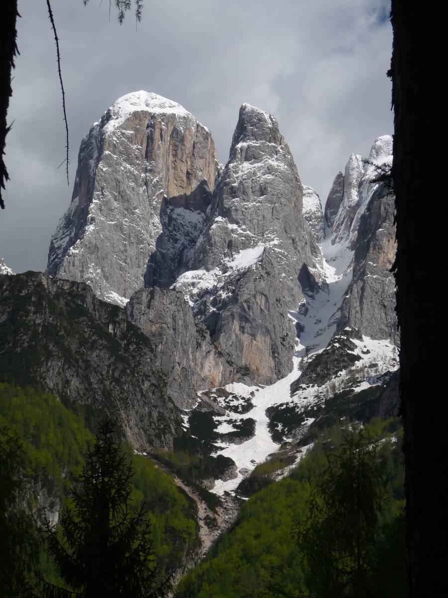 Agnèr, Torre Armena and Boral delle Scandole from the military road leading to Pont. The role played by the vertical transverse faults along which the deep gullies have been dug was fundamental in the origin of this landscape (photo DG). 