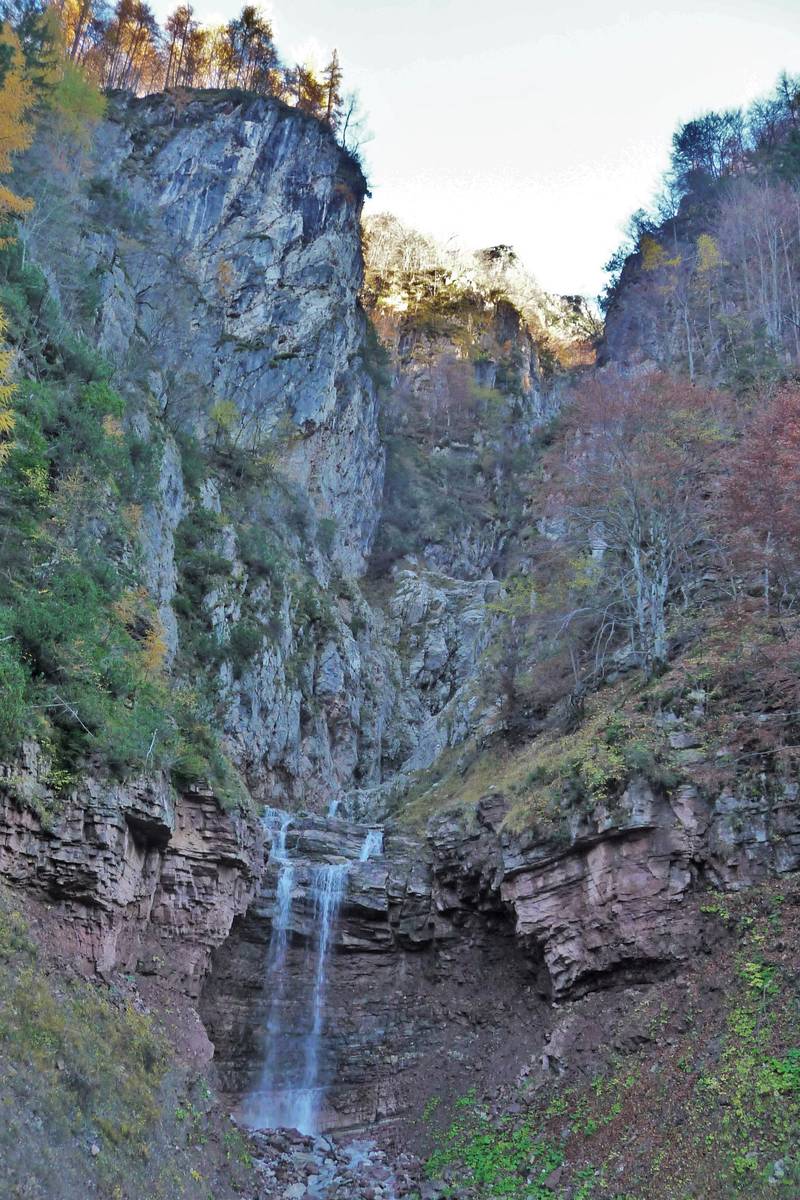 Boral delle Scandole is a small waterfall tucked in the layers of the Werfen Formation; the left rock wall is composed of the Contrin Formation which has come into tectonic contact with the Werfen Formation through its transcurrent fault (photo DG).