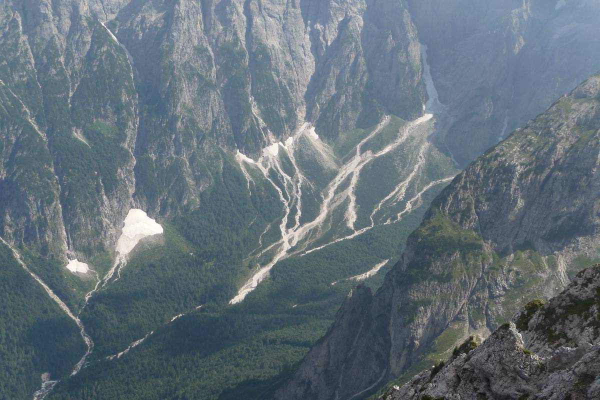 Il nevaio perenne della Val Toront (oltre un ettaro di superficie nei periodi di massimo ritiro) con il suo grande argine nivale (22.08.2010), visto dalle Pale del Balcon. Su questo nevaio all’inizio degli anni ottanta veniva praticato lo sci estivo (foto D.G.). 