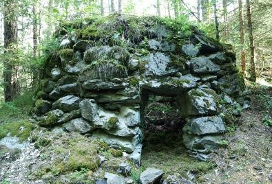 La calchera storica restaurata a "Sautener Forchet" costruita a strati con pietre di cava (roccia dolomitica, tra tante altre).