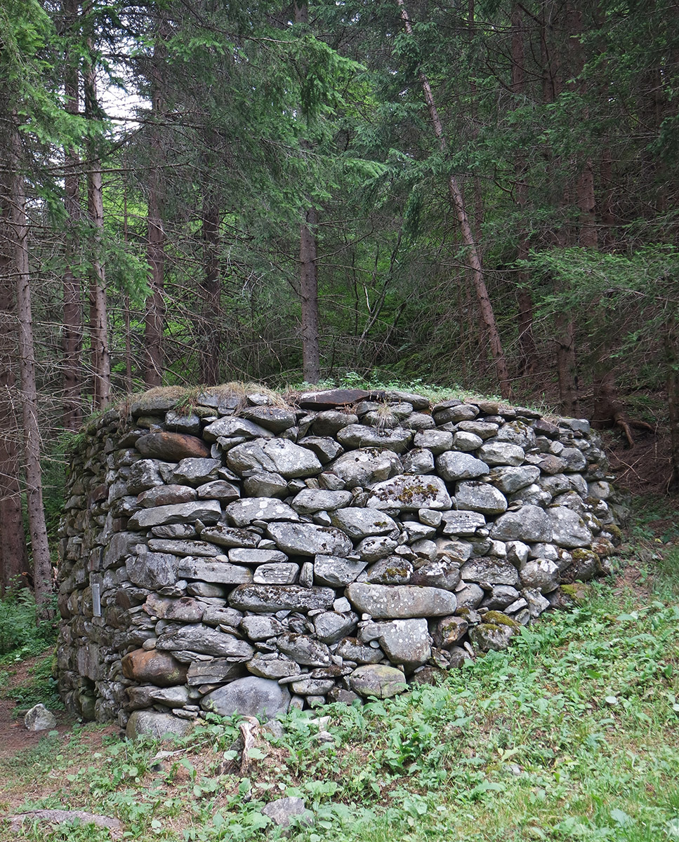 Aus geschichteten Bruchsteinen aufgebauter Feldkalkofen am Ufer des Kalserbaches