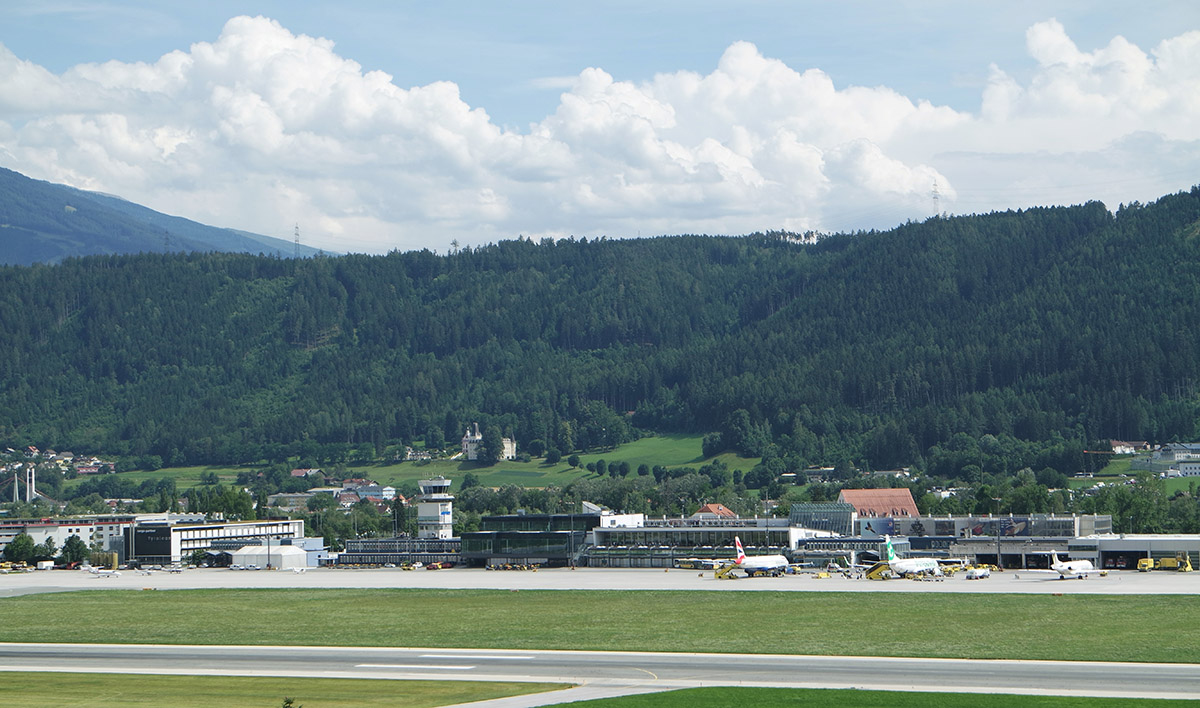 Flughafen Innsbruck mit Dolomitgestein als Gesteinskörnung für die Asphaltdecke der Start- und Landebahn.