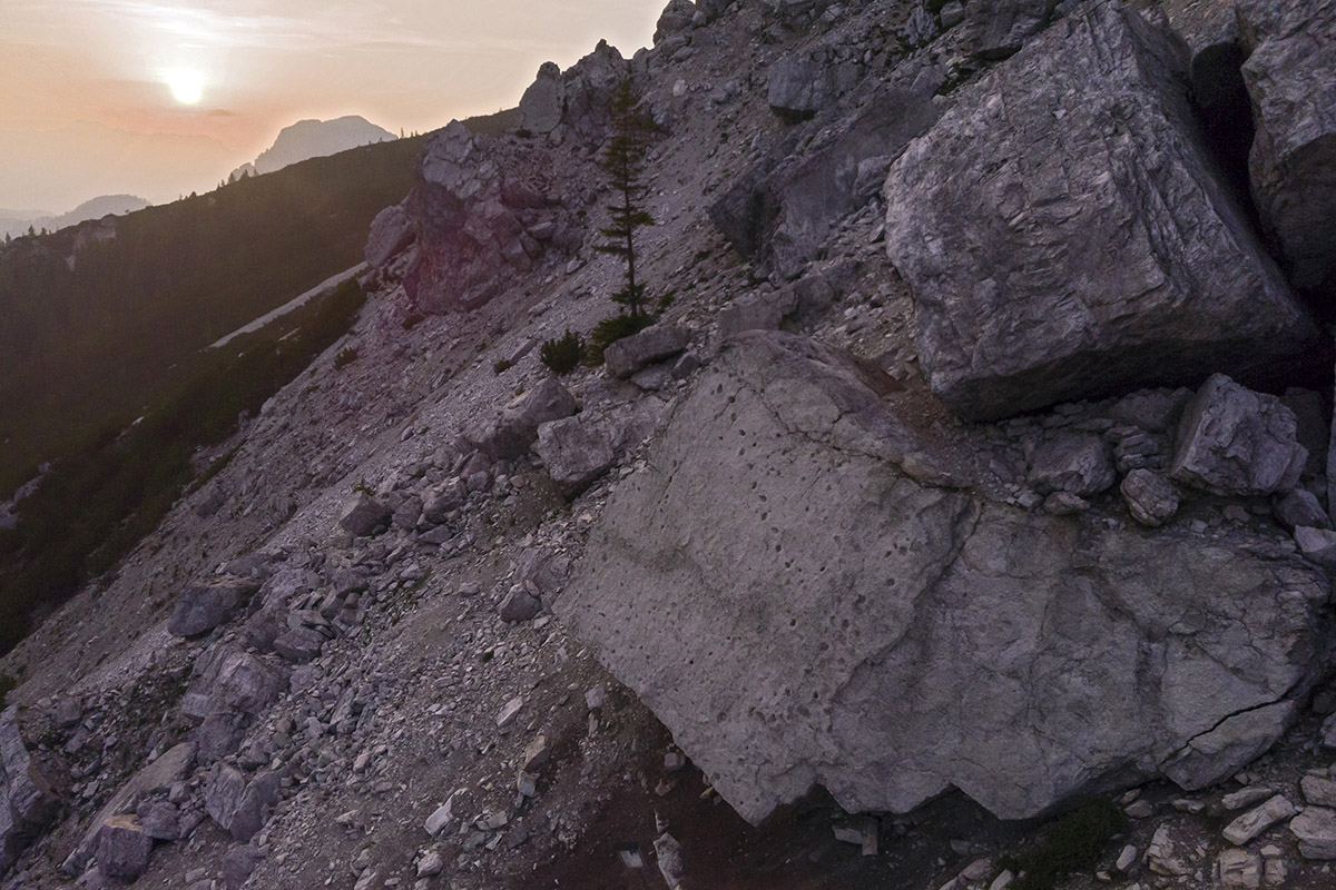 The rock with the dinosaur footprints (photo by Giacomo De Donà)