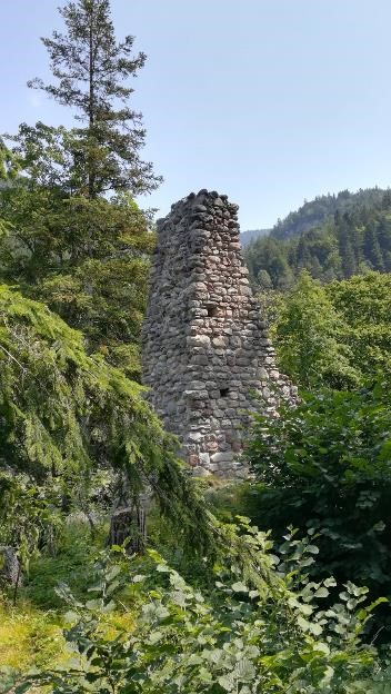 Die noch erhaltenen Reste des Bergfrieds der Kundlburg oberhalb der „Kundler Klamm“.
