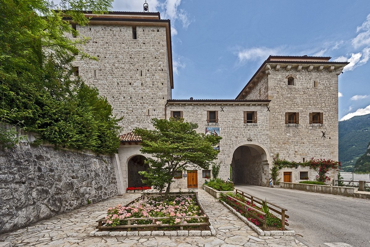 Facciata di Castelnuovo (foto Giacomo De Donà)