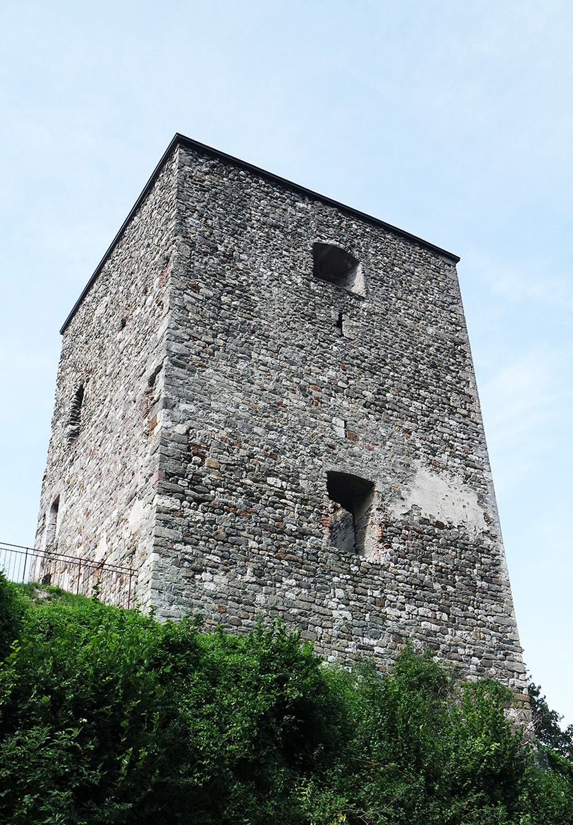 Romanischem Burgfried mit quadratischem Grundriss und Mauerwerk aus u.a. Dolomitgestein.