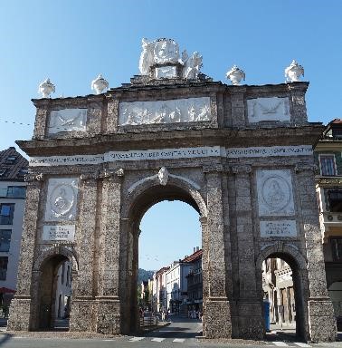 Die Triumphpforte liegt am südlichen Ende der heutigen Maria-Theresien-Straße und ist historisch betrachtet der südliche Stadteingang.