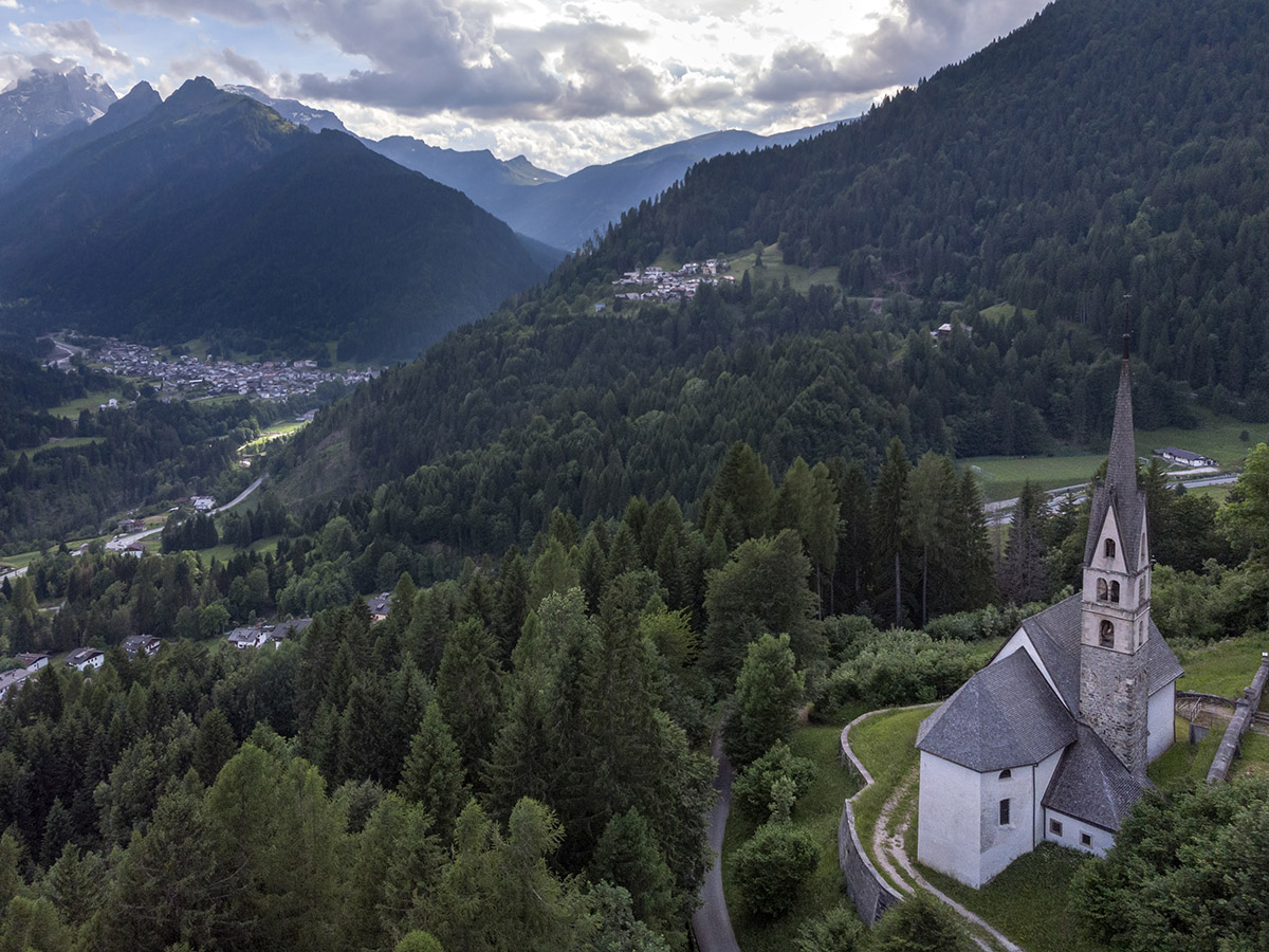 Die Kirche und das Boite-Tal (foto von Giacomo De Donà)