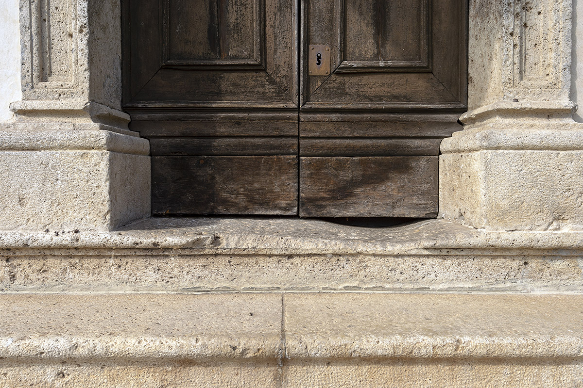 The old side doorway in Dolomia (photo by Giacomo De Donà)