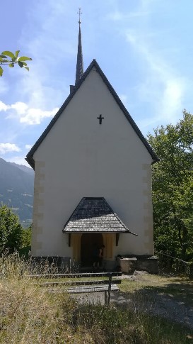 Eingangsbereich der Kirche zum Heiligen Petrus und Paulus auf der Spitze des Kirchbichls in Lavant.