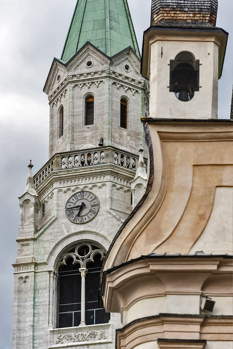 Il campanile e la chiesa parrocchiale (foto Giacomo De Donà)