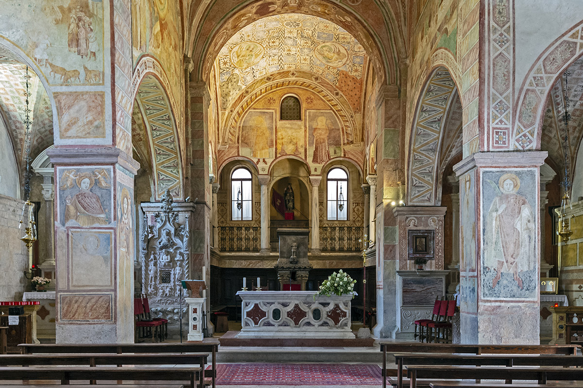 Interno con veduta verso l’abside (foto di Giacomo De Donà)