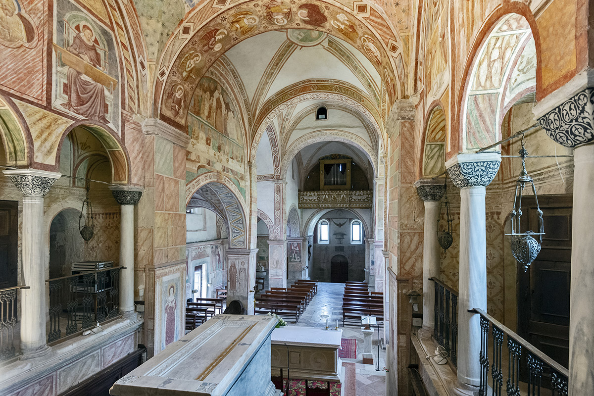 The apse with ten capitals (photo by Giacomo De Donà)