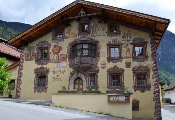 Nordseite des mit zahlreichen Malereien verzierten Gasthauses zum Stern in Oetz.