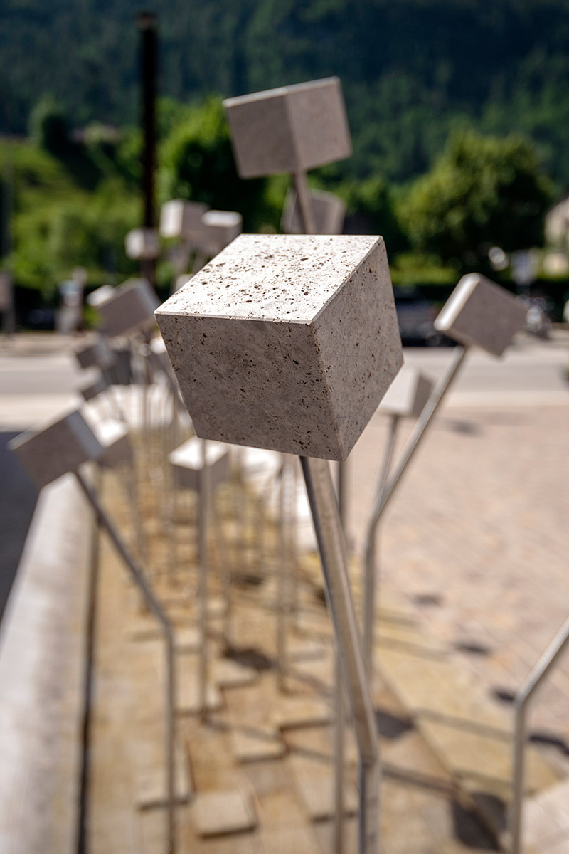 Particolare della fontana con blocchetto di dolomia (foto Giacomo De Donà)