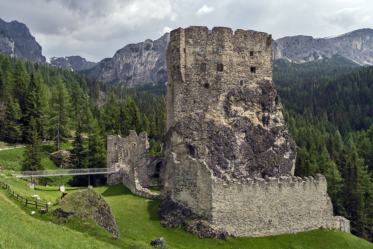 THE DOLOMIA IN THE HISTORY